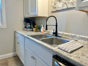 Updated Central Cozy Minimalist Unit w/ Laundry - Image 3