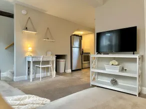 Updated Central Cozy Minimalist Unit w/ Laundry - Image 2