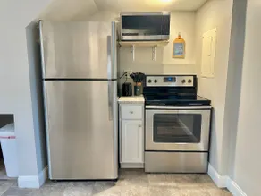 Updated Central Cozy Minimalist Unit w/ Laundry - Image 5