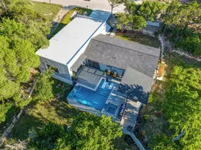 Modern home w/ pool and hot tub - Image 2