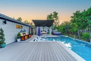 Modern home w/ pool and hot tub - Image 4