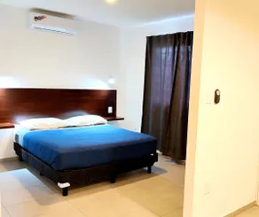 Lagoon. Fast WiFi. Queen bed. A/C. Smart TV. Park. - Image 3