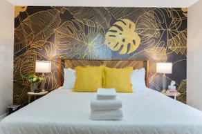 Onyx Haus: Large Group Luxe Stay w/ 3 King Beds! - Image 2