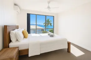 Central Airlie Stylish Townhouse - Sea Views & Pool - Image 2
