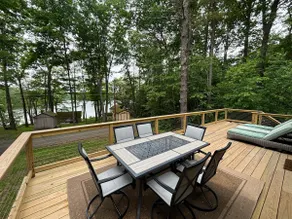 Cozy Lakefront Cabin Near Portland - Image 4