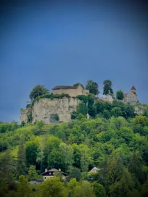 Large 95 m² vacation home • Terrace & castle view - Image 2