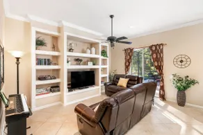 Spacious and private pool home - Image 3