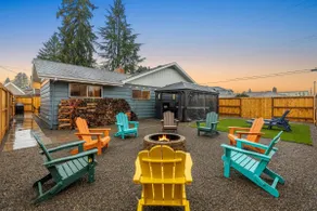 Chic Newberg Oasis: Mid-Century, Hot Tub, Fire Pit - Image 4