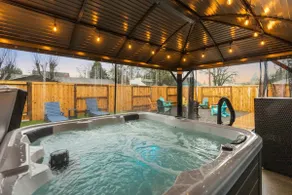 Chic Newberg Oasis: Mid-Century, Hot Tub, Fire Pit - Image 3