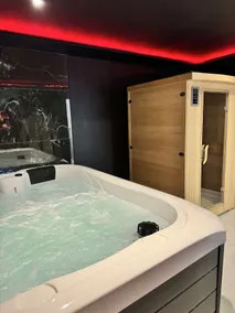 Modern suite, terrace, private jacuzzi & sauna - Image 3