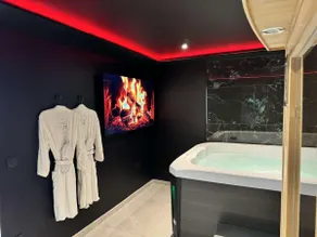 Modern suite, terrace, private jacuzzi & sauna - Image 2