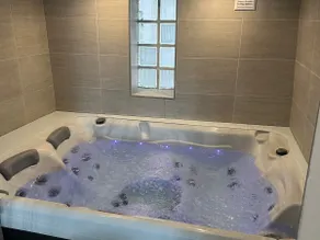 House in the city center / Jacuzzi - Image 3