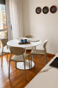 Refined downtown apartment on the lake - Image 3