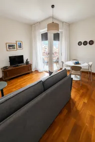 Refined downtown apartment on the lake - Image 5