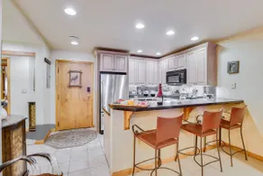 Spacious, mountain view condo next to golf/Nordic skiing with pool & hot tub - Image 5