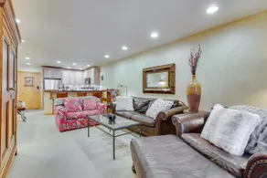 Spacious, mountain view condo next to golf/Nordic skiing with pool & hot tub - Image 4