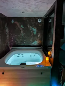 Romantic suite in Carnac with private hot tub & massage - Image 3