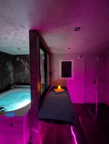 Romantic suite in Carnac with private hot tub & massage - Image 2
