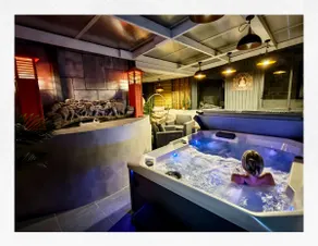 Romantic suite in Carnac with private hot tub & massage - Image 2