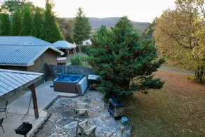 Secluded Getaway w/ Hot Tub, BBQ & Fence. Near TN - Image 2