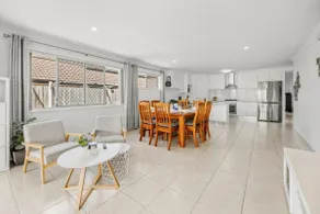 Stylish Cosy Retreat in North Lakes w all Air-Con - Image 3