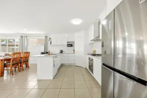 Stylish Cosy Retreat in North Lakes w all Air-Con - Image 5