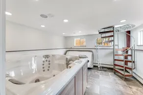 3BR lake home with hot tub & in-home gym - Image 2