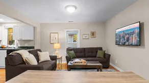 Charming apt in DT Libertyville - Near Naval Base - Image 5