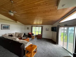 Captivating Lakeside Retreat - Image 2