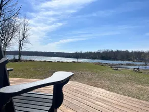 Captivating Lakeside Retreat - Image 4