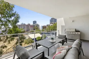 Urban Elegance 3bdrm CATBus PerthCBD,WACA,Optus - Image 2