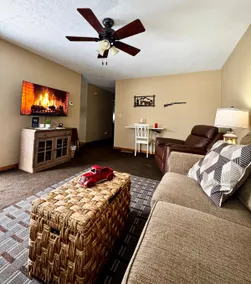 The Paddock • South Ashland Retreat • Near KDMC - Image 4
