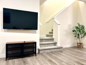 Modern Home 15 Min to YYC | Free Parking - Image 4