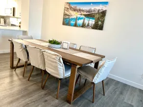 Modern Home 15 Min to YYC | Free Parking - Image 2