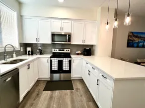 Modern Home 15 Min to YYC | Free Parking - Image 5