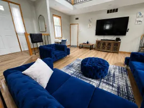 Waterfront Pool Retreat Near Niagara Falls & Bills - Image 2