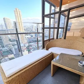 StayLuxia Manilabayview King 2BR 2BA Platinum Suite w/ Balcony Pool Gym Netflix - Image 4