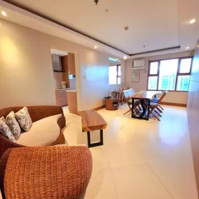 StayLuxia Manilabayview King 2BR 2BA Platinum Suite w/ Balcony Pool Gym Netflix - Image 3