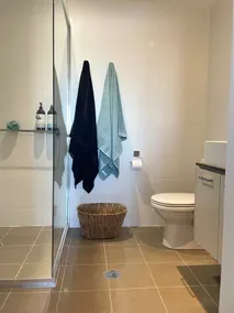 Homely 1BR Foreshore Apt | Free Parking | King Bed - Image 5