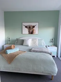 Homely 1BR Foreshore Apt | Free Parking | King Bed - Image 2