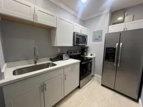 Cozy Green Apartment - Image 2