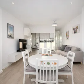 Beautiful apartment by the metro.Parking included. - Image 5