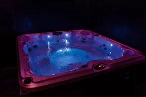 Passion Suite, Private Spa - Image 2