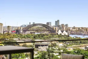 Stylish Double Storey Apt and Harbour Bridge Views - Image 2