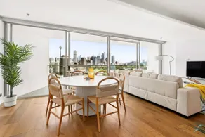 Stylish Double Storey Apt and Harbour Bridge Views - Image 5