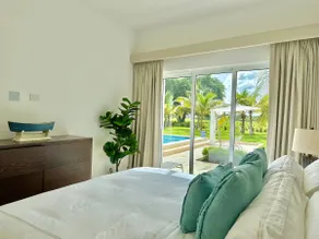 Elegant apartment with pool view - Image 3