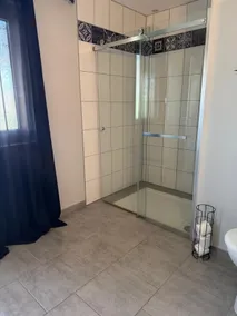 Comfortable, air-conditioned space - Image 5