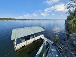 Spectacular Lakefront Oasis. - Image 5