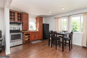 Cozy 2 bedroom duplex - Image 3