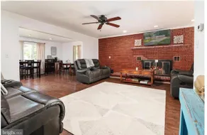 Cozy 2 bedroom duplex - Image 2